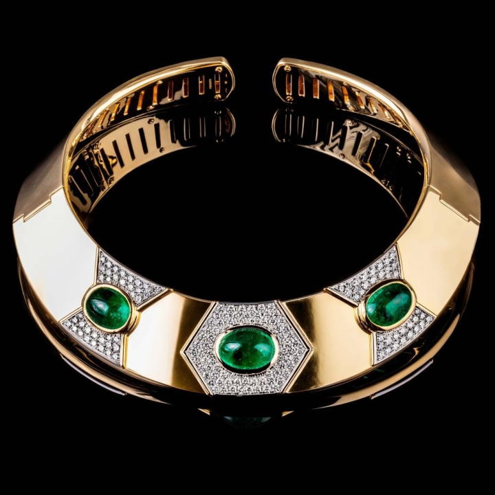 Nora, yellow gold choker with 3 Zambian emeralds weighing 47 carats and diamonds